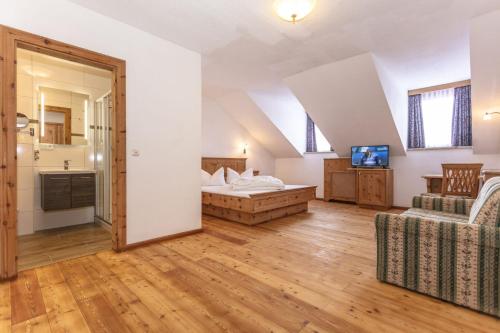Uma televisão e/ou sistema de entretenimento em Hotel Rupertihof