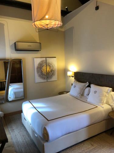 A bed or beds in a room at Hotel Boutique Casa del Comendador