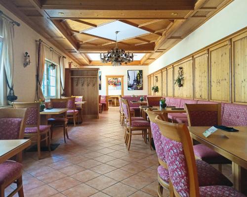 a restaurant with tables and chairs in a room at Hotel Speeter in Weisenheim am Berg