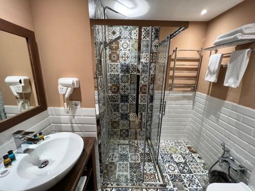 Koupelna v ubytování CH Hotel