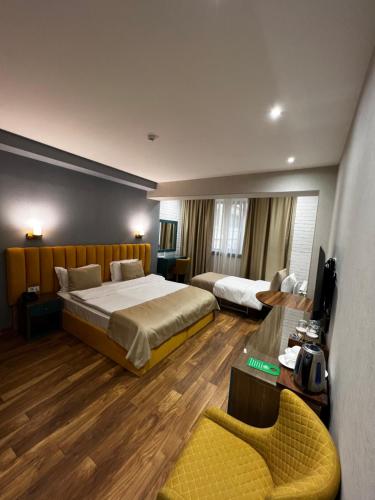 Postel nebo postele na pokoji v ubytování CH Hotel