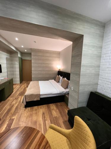 Postel nebo postele na pokoji v ubytování CH Hotel