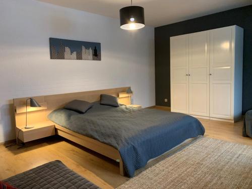 Un pat sau paturi într-o cameră la Apartamenty 4 i 45 w Willi Józefina