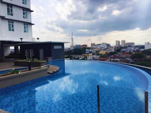 哥打巴魯的住宿－The Sugar'Barn@D perdana kota bharu，一座大型蓝色游泳池,位于一座建筑的顶部