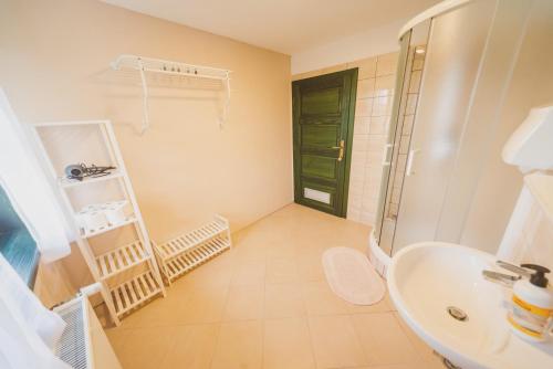 uma casa de banho com um lavatório e um WC em Hostel Gabronka em Bistrica ob Sotli