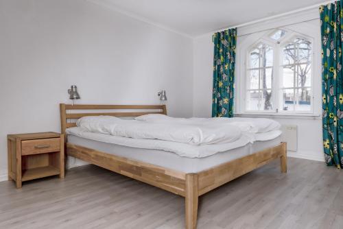 a bedroom with a bed and a window at Isaberg Golfklubb in Hestra