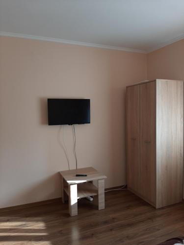 ムカチェヴォにあるBelyaeva 5のテレビ、テーブル、キャビネットが備わる客室です。