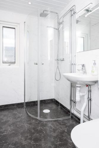 a bathroom with a shower and a sink at Isaberg Golfklubb in Hestra
