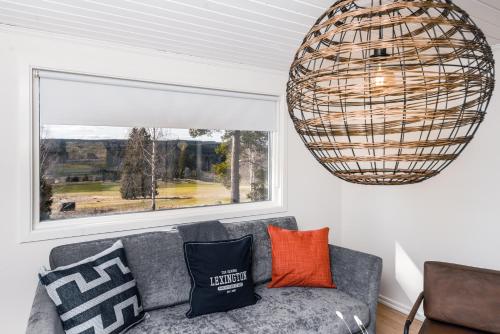 a living room with a couch and a chandelier at Isaberg Golfklubb in Hestra