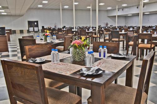 une salle à manger avec une grande table et des chaises dans l'établissement Praveg Tent City Narmada, Statue of Unity, à Kevadia
