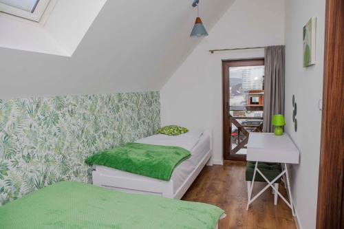 En eller flere senge i et værelse på Przytulny Domek Marthy