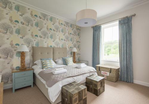 1 dormitorio con cama y ventana grande en The Beach House en North Berwick