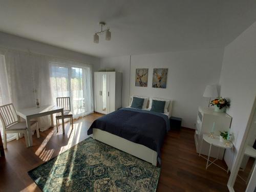 1 dormitorio con cama, mesa y escritorio en Anca's Style, en Codlea