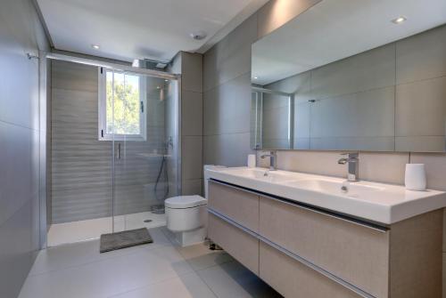 Phòng tắm tại New Modern 3 Bed Apartment Puerto Banus
