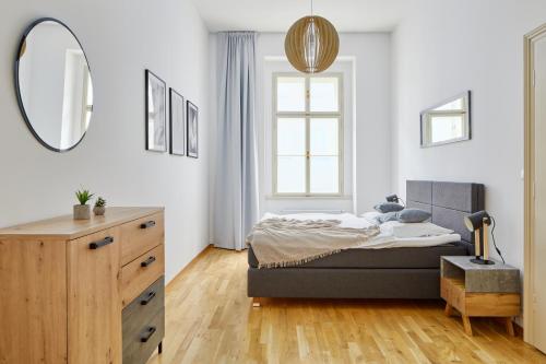 Postel nebo postele na pokoji v ubytování Prague Days - Deluxe Apartments near Wenceslas Square