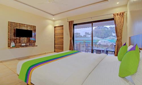 Voodi või voodid majutusasutuse Treebo Nakshatra Cottages Mahabaleshwar toas