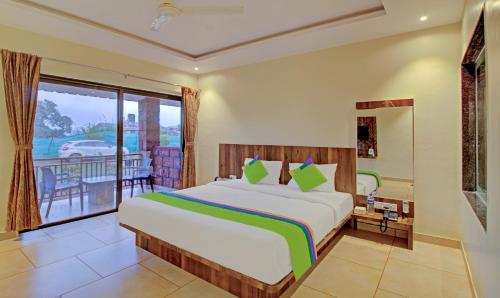 Voodi või voodid majutusasutuse Treebo Nakshatra Cottages Mahabaleshwar toas