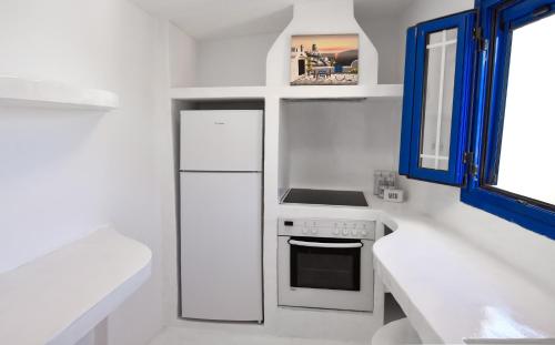 Dapur atau dapur kecil di The Blue and White house in Ioulis, Kea