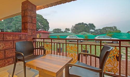 Rõdu või terrass majutusasutuses Treebo Nakshatra Cottages Mahabaleshwar