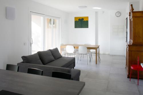 a living room with a couch and a table at BnButler - Govone - Ampio e Luminoso Appartamento con Terrazza in Milan