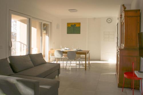 a living room with a couch and a table at BnButler - Govone - Ampio e Luminoso Appartamento con Terrazza in Milan