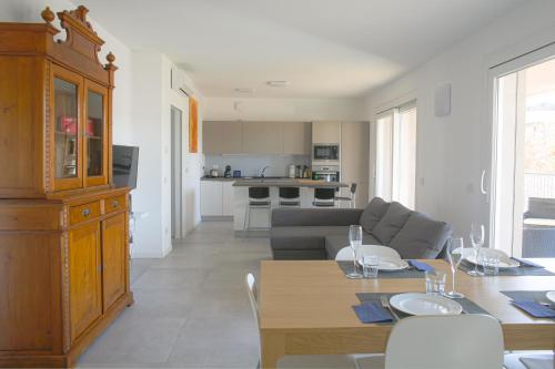 a living room with a couch and a table at BnButler - Govone - Ampio e Luminoso Appartamento con Terrazza in Milan