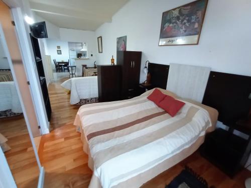 1 dormitorio con 1 cama y sala de estar en EF DEPARTAMENTOS Mar de Plata Córdoba 3655 en Mar del Plata
