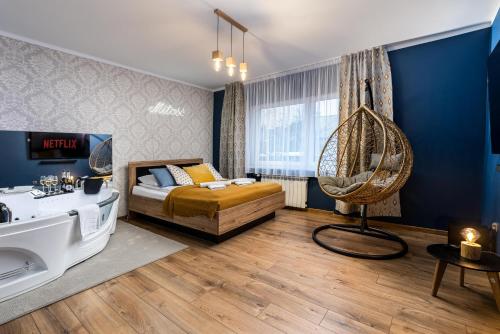 sypialnia z niebieskimi ścianami, łóżkiem i krzesłem w obiekcie Exclusive Apartment Centrum 2 w Wadowicach