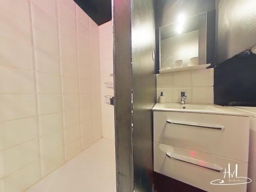 a bathroom with a sink and a mirror at Le 313, pied de pistes La Bresse Hohneck in La Bresse