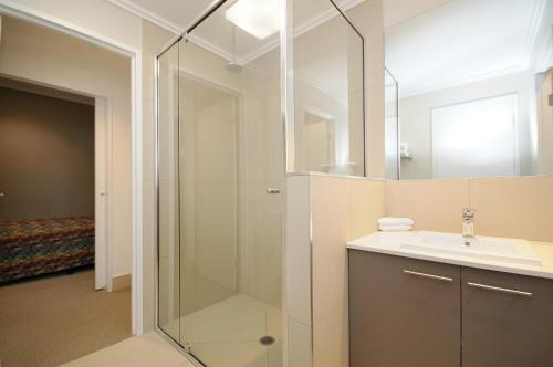 Ένα μπάνιο στο Laguna Serviced Apartments