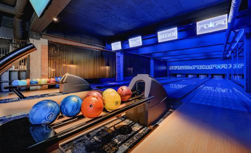 a bowling alley with balls on the lanes at Hotel Młyn Aqua Spa Biblioteka in Elblag