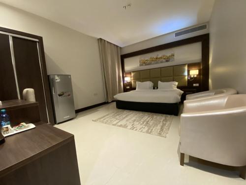 a hotel room with a bed and a couch at شقق مساكن الزمرد للشقق المخدومة in Yanbu