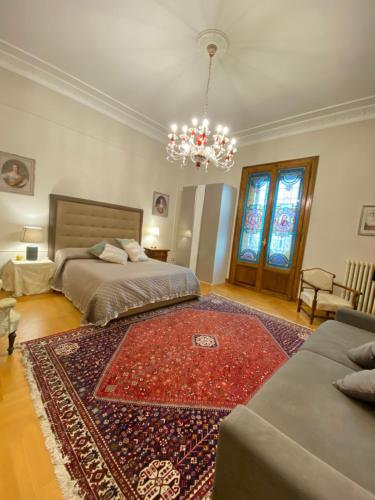 een slaapkamer met een bed en een groot rood tapijt bij Dimora Castelli in Chieti