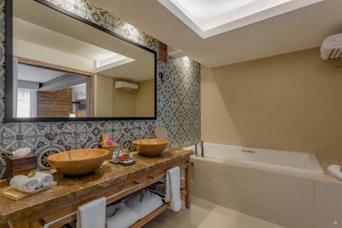a bathroom with two sinks and a large mirror at Sonesta Posadas del Inca - Valle Sagrado Yucay Urubamba in Urubamba