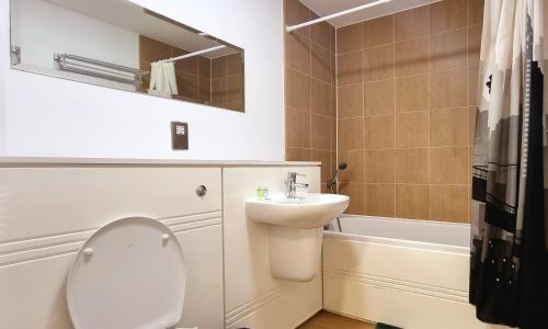 La salle de bains est pourvue de toilettes et d'un lavabo. dans l'établissement StayBrum Acadian City Centre Apartments Birmingham Chinatown, à Birmingham