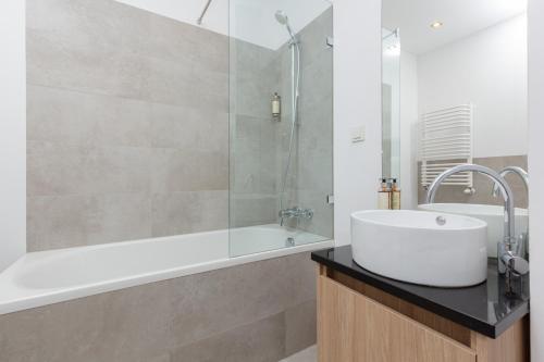 Kúpeľňa v ubytovaní Sławińska Apartment Warsaw Wola by Noclegi Renters
