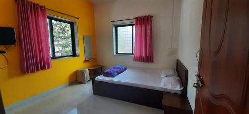 Cama o camas de una habitación en Trimurti Holiday Home