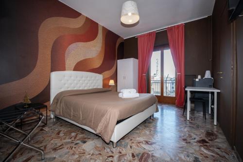 sypialnia z łóżkiem, biurkiem i oknem w obiekcie CconfortHotels R&B Semplici Emozioni - SELF CHECK IN w mieście Bari