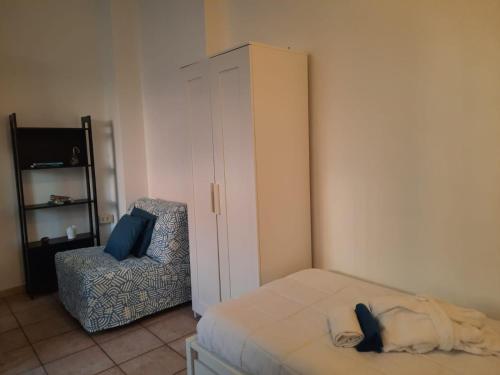 1 dormitorio pequeño con 1 cama y 1 silla en STUDIO FERRARIN 3 by ITALYVING, en Rho