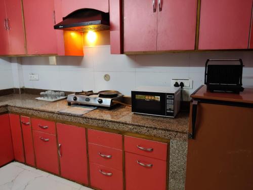 Кухня или мини-кухня в Wintry homes 5 Bhk Villa
