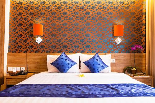 Ένα ή περισσότερα κρεβάτια σε δωμάτιο στο Natya Hotel Kuta