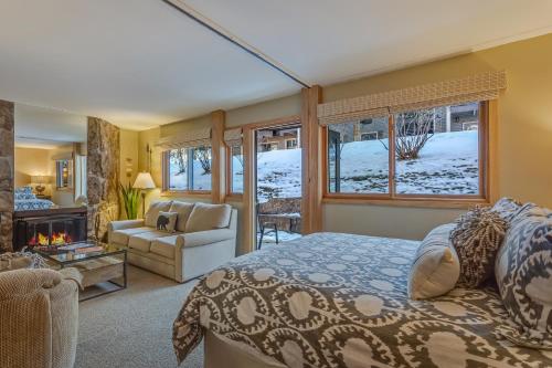 スノーマス・ビレッジにあるLaurelwood Condominiums 402のベッドと暖炉のある寝室