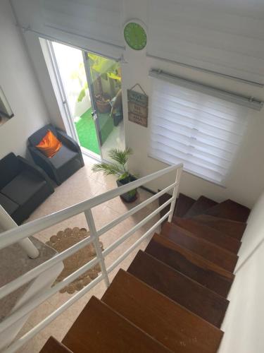 eine Treppe, die zu einem Zimmer mit Fenster führt in der Unterkunft Cesária Évora Loft in Praia