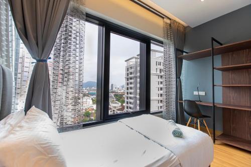 1 dormitorio con cama y ventana grande en Unique Tropicana Seaview Luxury 2BR Suite en George Town