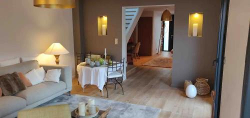 漢斯的住宿－La Maison du Petit Hutin，客厅配有沙发和桌子