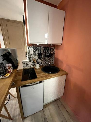 Kuchyň nebo kuchyňský kout v ubytování Cosy studio lumineux Metz hypercentre