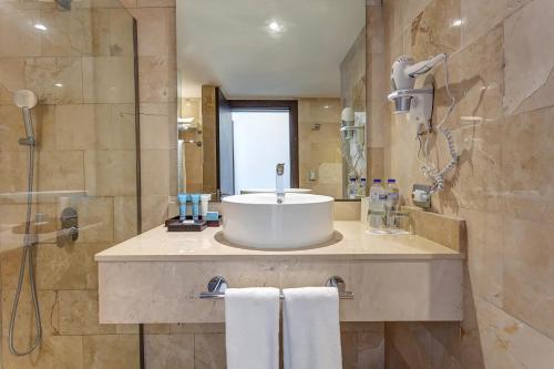 uma casa de banho com um lavatório e um chuveiro em Royalton Splash Punta Cana, An Autograph Collection All-Inclusive Resort & Casino em Punta Cana