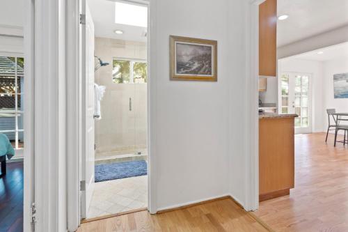 Foto dalla galleria di @ Marbella Lane - 3BR Belmont Cozy House a Belmont