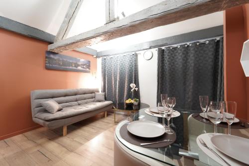 un salon avec un canapé et une table dans l'établissement Duplex de charme au coeur historique de Metz, à Metz