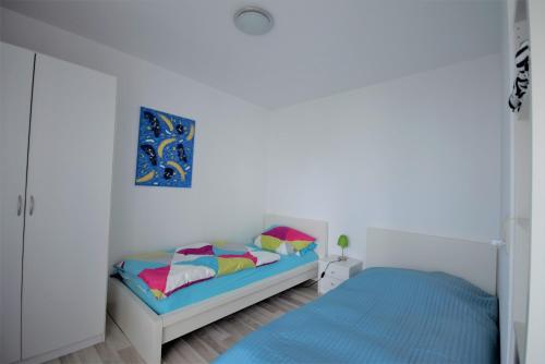 ein Schlafzimmer mit einem Bett und einem Wandgemälde in der Unterkunft Naherholung Ferienwohnung Bad Säckingen in Bad Säckingen